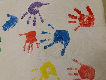 Lasten käden kuvia maalattuna kankaalle