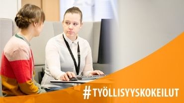 Kaksi naista keskustelee, alareunassa oranssilla taustalla valkoinen teksti #työllisyyskokeilut.