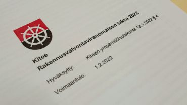 Kuva rakennusvalvonnan taksan kansilehdeltä, Kiteen vaakuna, teksti hyväksytty ja voimaantulo 1.2.2022