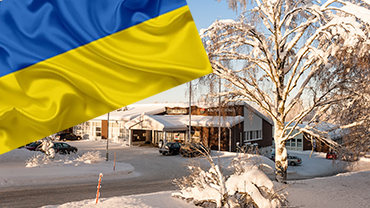 Kiteen kaupungintalo talviasussa, vasemmalla kulmassa osittain Ukrainen lippu 