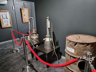 Kuvassa pontikkanäyttelyn esineitä, jotka ovat Näyttelykeskus Kiteessä.