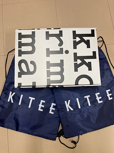 Kuvassa Kitee-pussukoita ja niiden päällä Marimekon valkoinen logo-laatikko