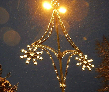 Kuvassa jouluvaloja Kiteen joulunavaukseen liittyen. Kuvassa oleva jouluvalo on otettu talvisissa olosuhteissa. 