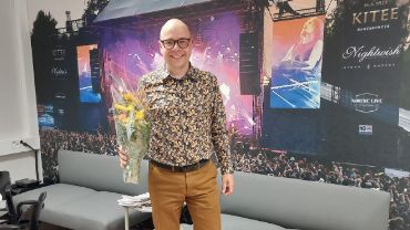 Jussila kukitettiin heti aloituspäivänä Nightwish-julisteen edessä