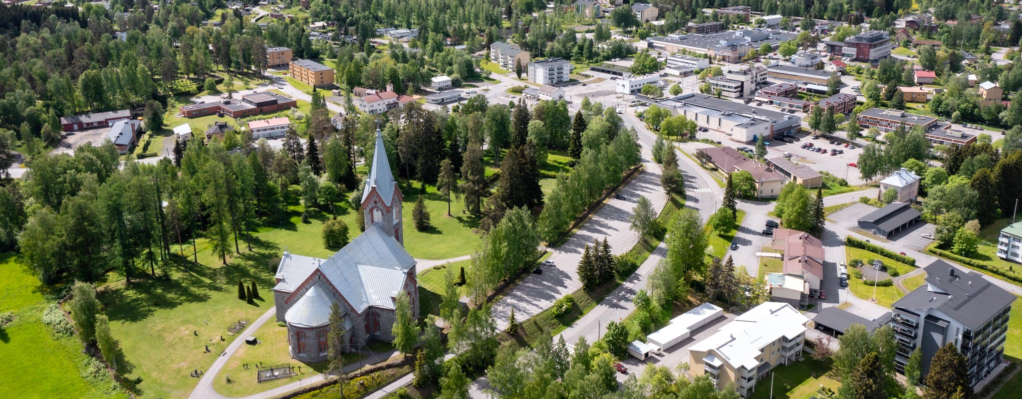 Kesälahden pitäjästä kuva, ihmisiä istuu esitystä katsomassa