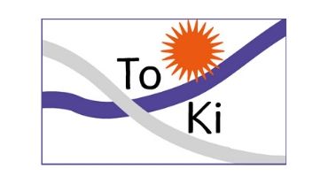 ToKi-hankkeen logo, violetti ja harmaa viiva risteävät, oranssi aurinko niiden yläpuolella.